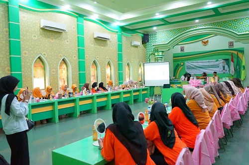 Beauty Class dan Professional Grooming, Tingkatkan Percaya Diri Pengelola BMT NU Jatim